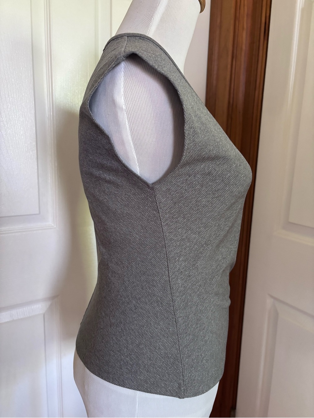 Athleta Bayview tee XS EUC Gray Scoop Neck Cap Sleeve - Picture 4 of 8